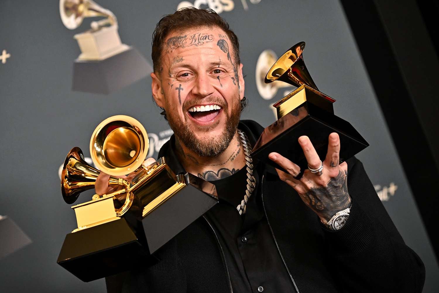 Jelly Roll mengucapkan terima kasih kepada para penggemar atas kepercayaan mereka pada dirinya setelah memenangkan Grammy: "Oh, kami berhasil, sayang!